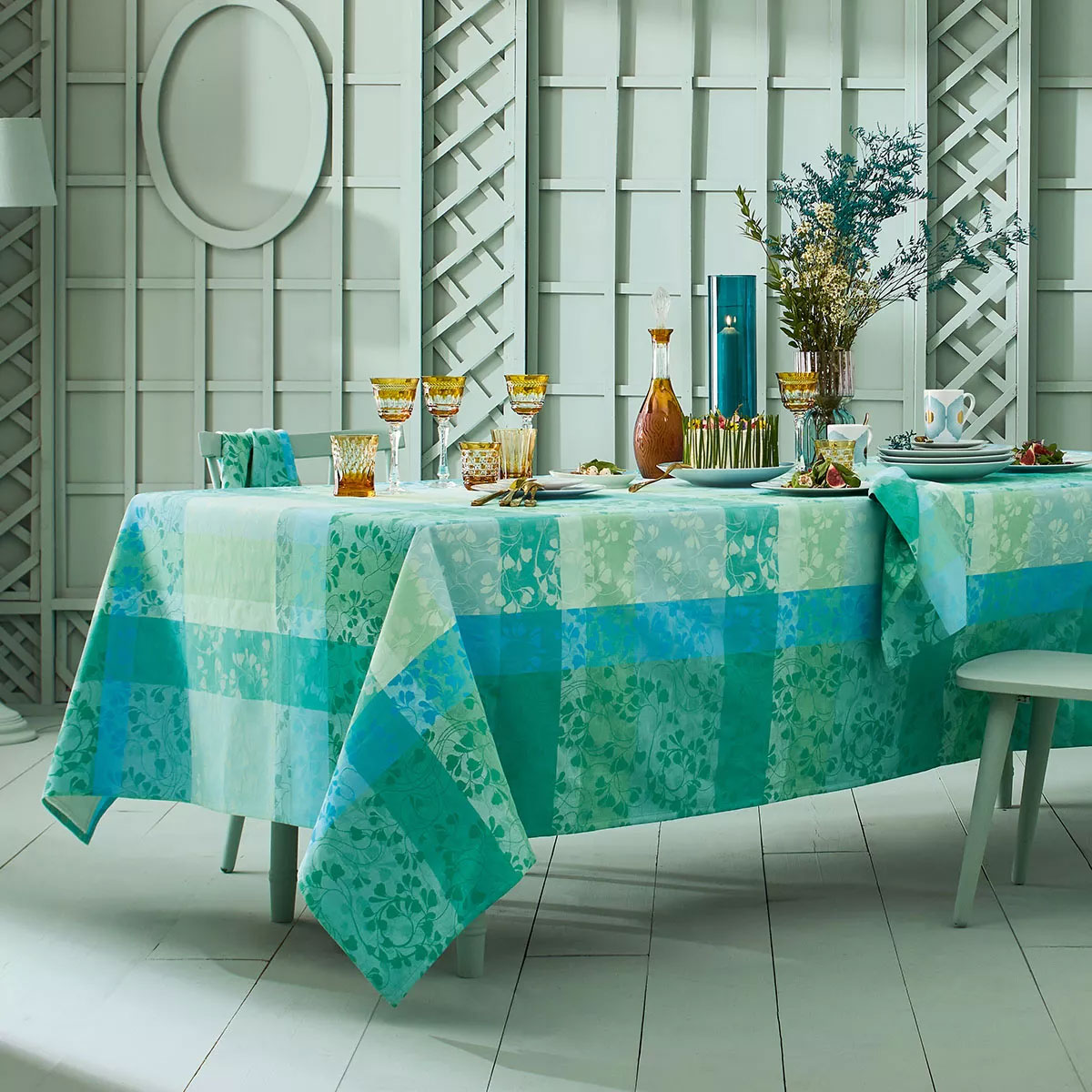 MILLE FEUILLAGES TURQUOISE – Beschichtete Tischdecke von Garnier Thiebaut